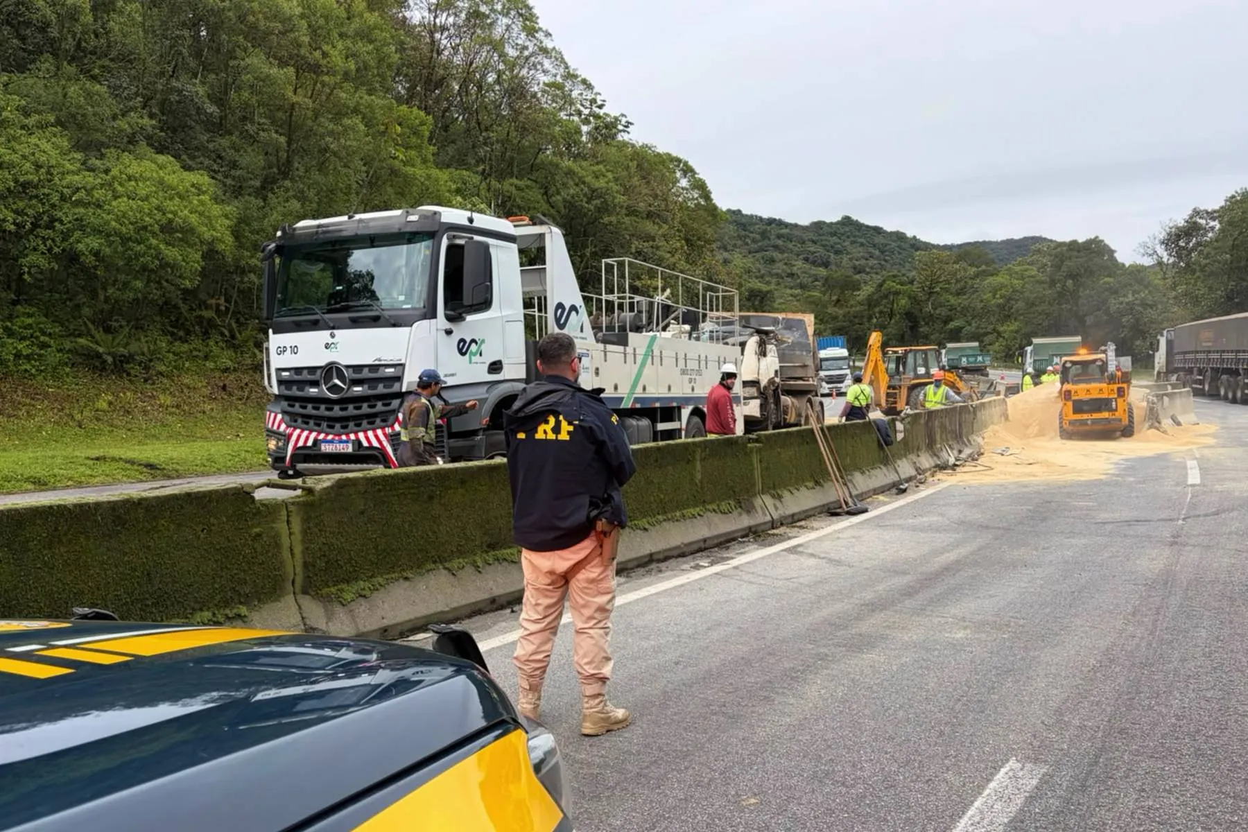 Imagem mostra um local de acidente na BR-277, em Morretes, litoral do Paraná.