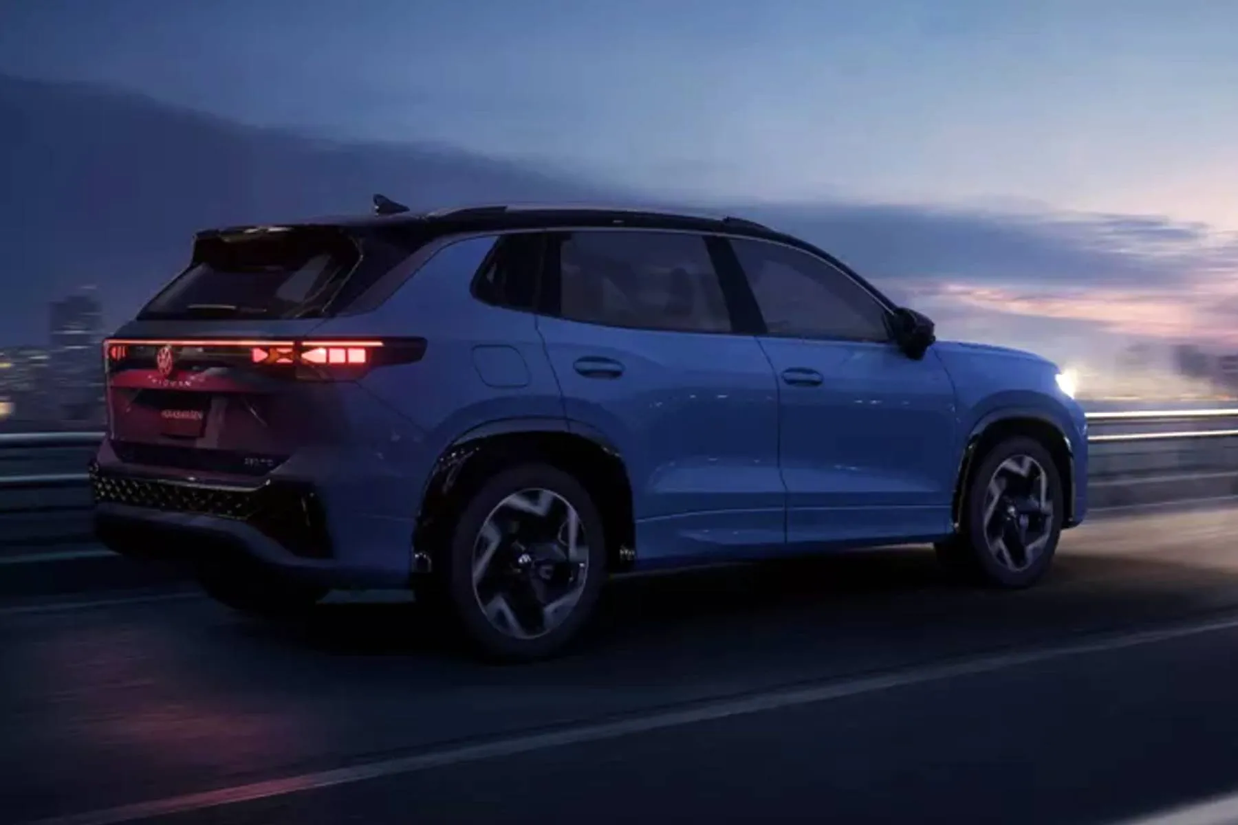 Tiguan r line traseira - Tiguan R-line traz sob o capô um motor 2.0 turbo (350 TSI) de 272 cv e 35,7 kgfm de torque, acoplado a um câmbio automático de oito marchas e ao retorno da tração integral 4Motion. Foto: Divulgação/Site Oficial Volkswagen.