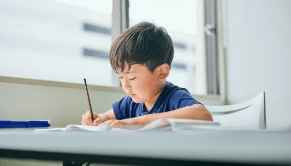 Seu filho está com dificuldade para aprender a ler e escrever? Veja quais sinais merecem atenção