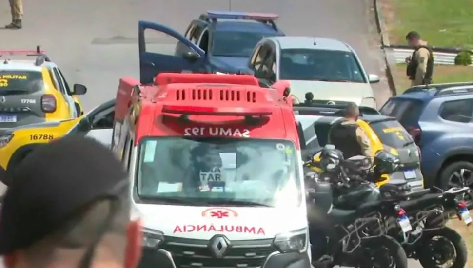 Imagem mostra viaturas em uma ocorrência policial em Fazenda Rio Grande.