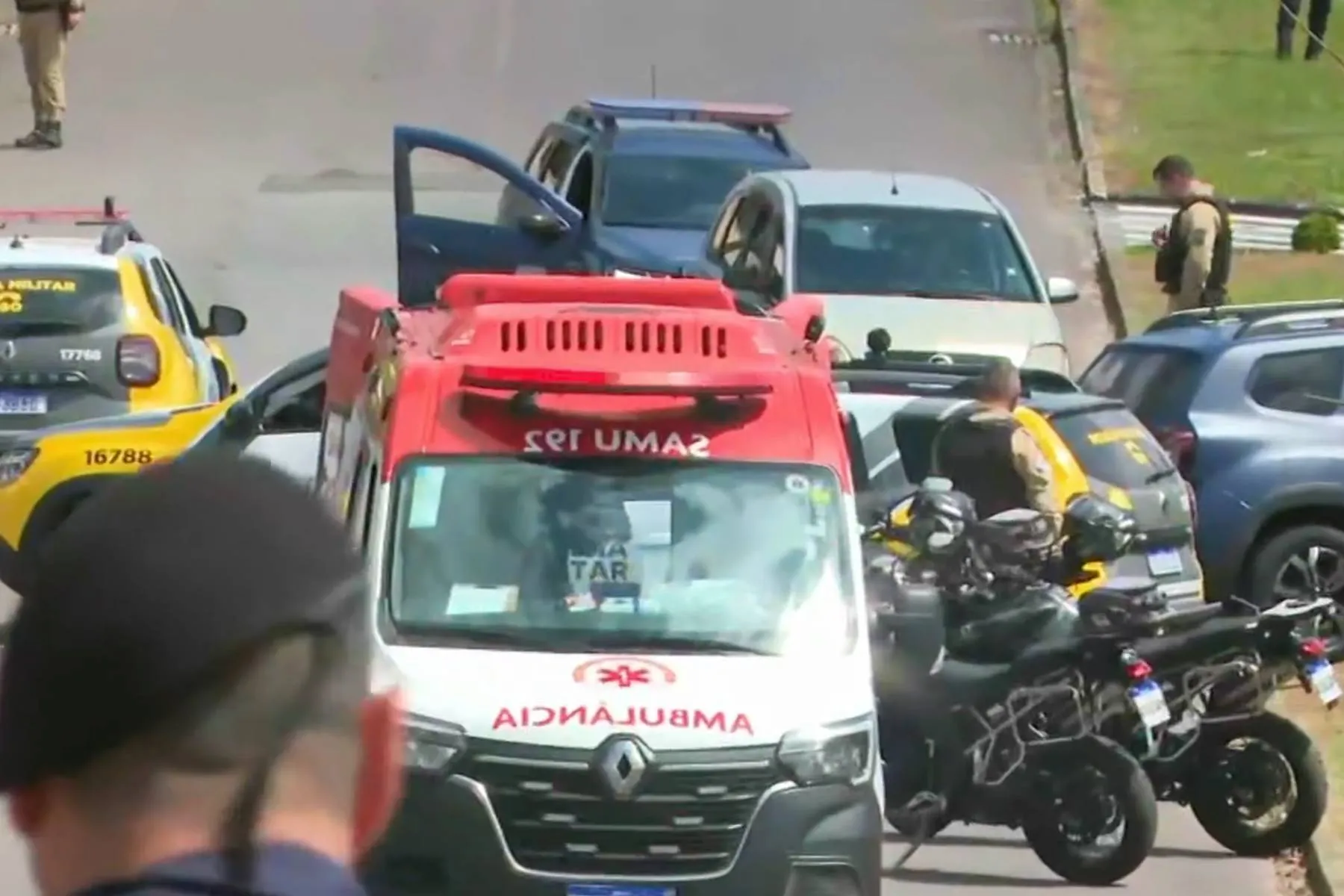 Imagem mostra viaturas em uma ocorrência policial em Fazenda Rio Grande.