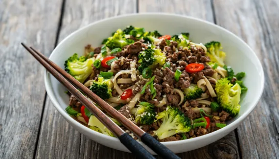 Esse macarrão com carne moída e brócolis é uma opção completa para um jantar nutritivo