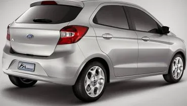 Imagem mostra um Ford Ká na cor prata. Destaque para a parte traseira do carro.
