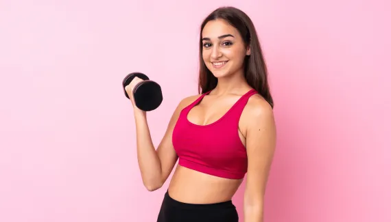 Por que um lado do corpo parece mais forte que o outro durante o treino? Entenda as causas