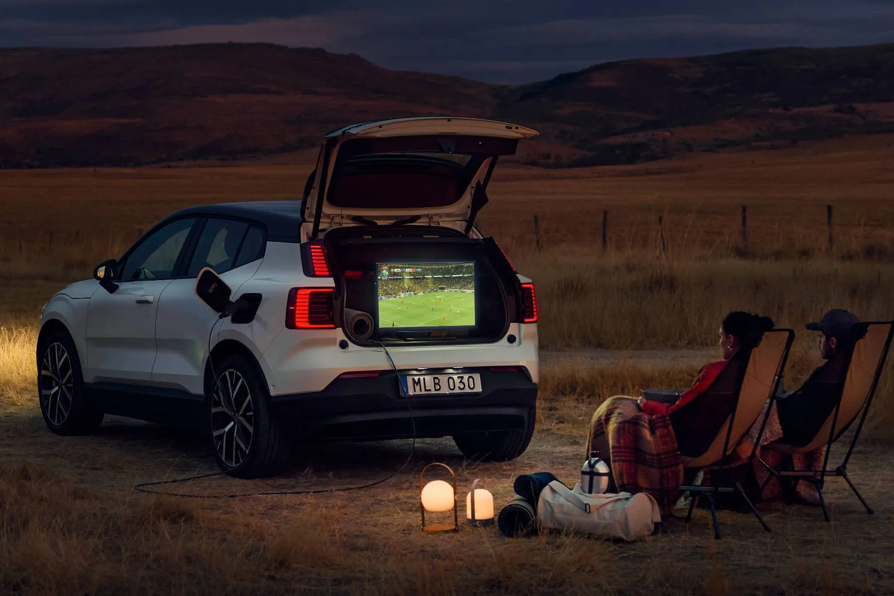 volvo EX30 - O Volvo EX30 recebeu uma atualização de software gratuita que permite utilizar a bateria do veículo para alimentar dispositivos externos diretamente pela tomada de carregamento