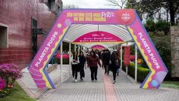 A imagem mostra o portal do evento Planeta PUC.