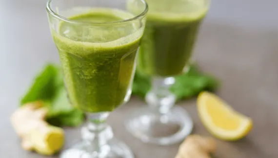 Couve, limão e gengibre: aprenda a preparar esse suco verde para incluir na dieta