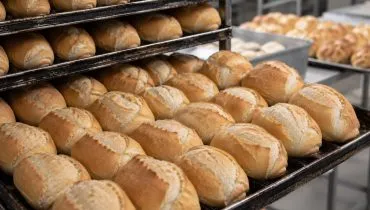 Padarias do Paraná / pães franceses em prateleira de pães.