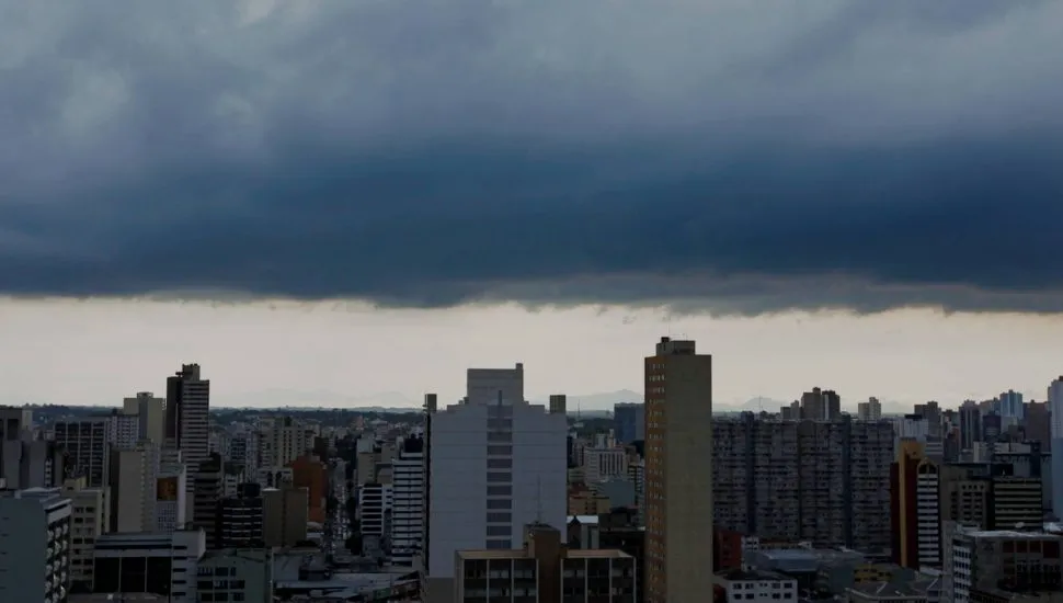 Imagem mostra o céu carregado durante um alerta vermelho de temporal.