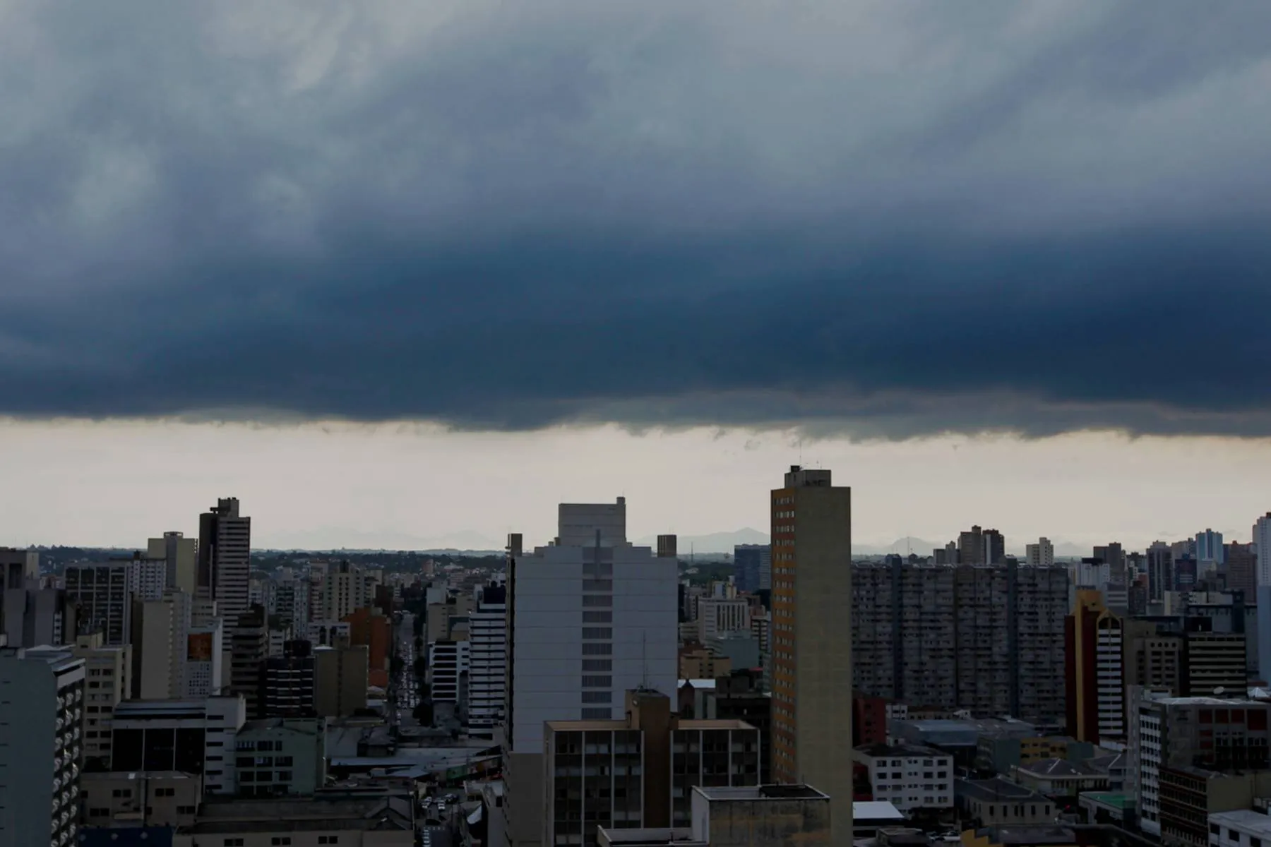 Imagem mostra o céu carregado durante um alerta vermelho de temporal.