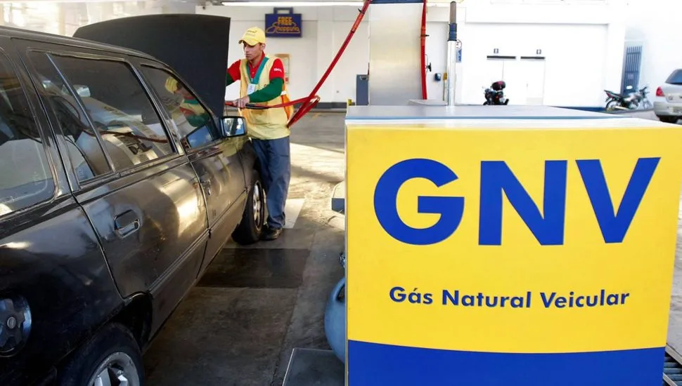 Imagem mostra um carro abastecendo com Gás Natural Veícular.