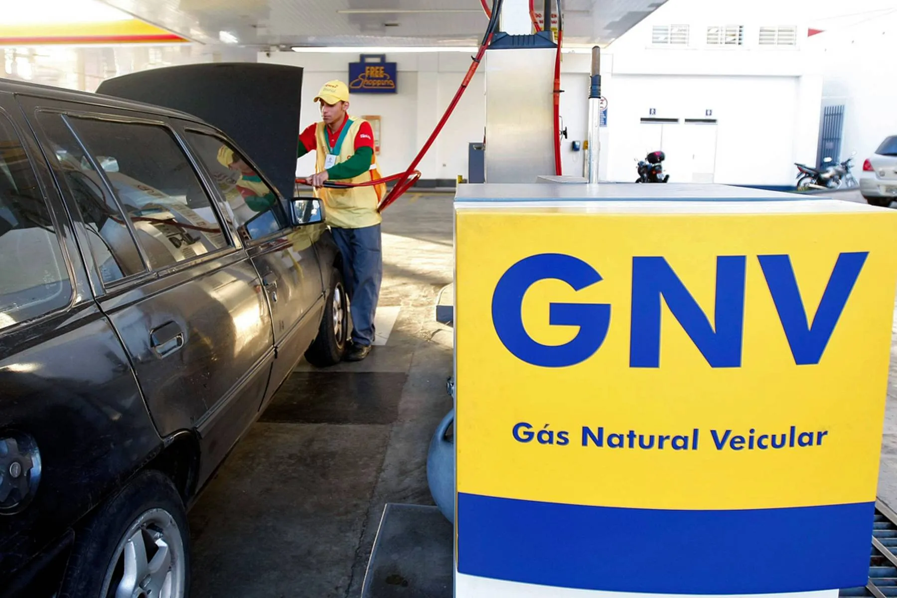 Imagem mostra um carro abastecendo com Gás Natural Veícular.