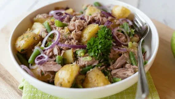 Jantar saudável sem complicação: 3 saladas proteicas para preparar em poucos passos