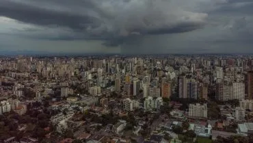 As chuvas que atingiram o Paraná nesta semana foram causadas por um sistema de baixa pressão vindo do Paraguai e pelo escoamento dos ventos do Nordeste, que trouxeram calor e umidade ao Sul do país. Foto: Pedro Ribas/SECOM