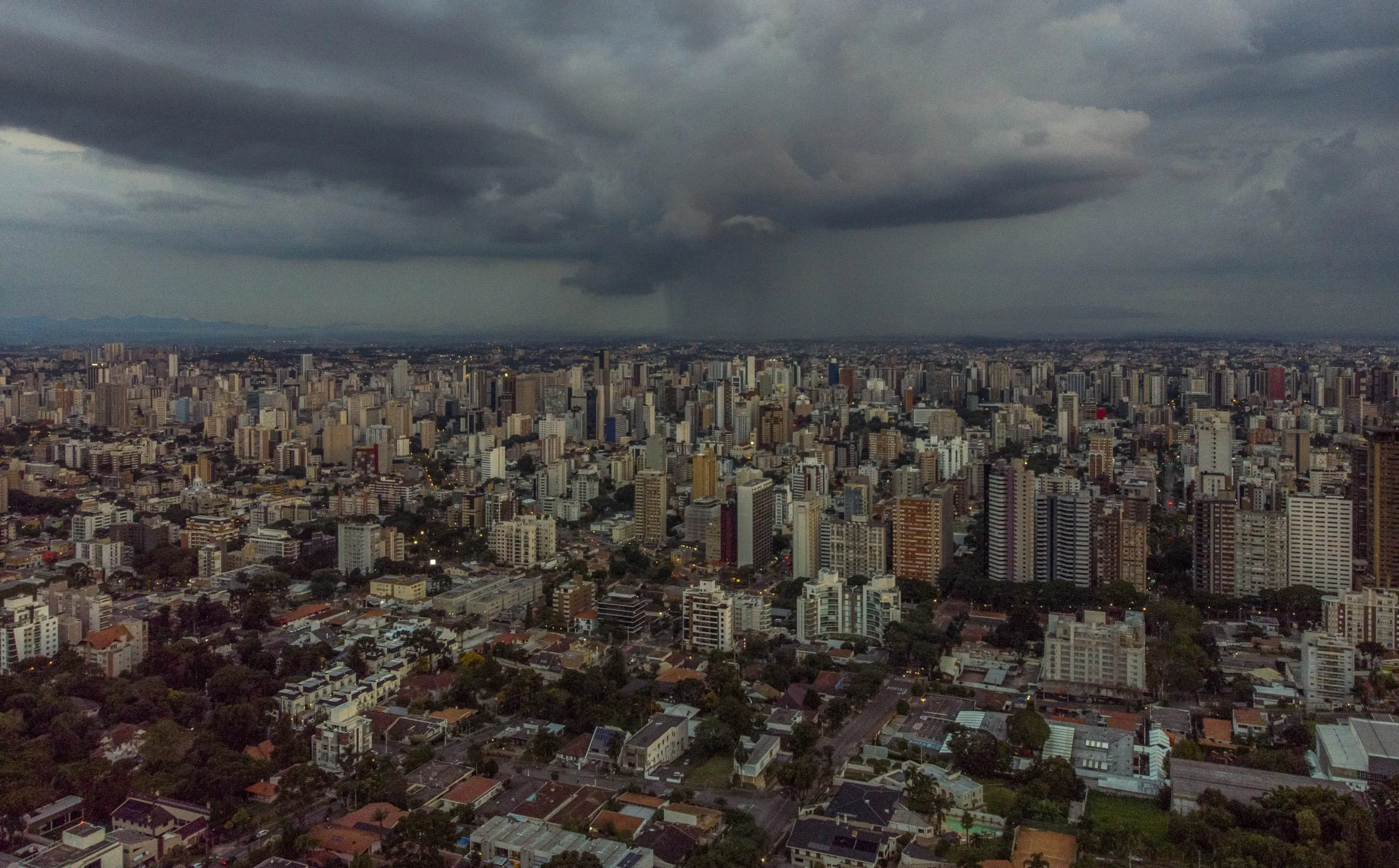 As chuvas que atingiram o Paraná nesta semana foram causadas por um sistema de baixa pressão vindo do Paraguai e pelo escoamento dos ventos do Nordeste, que trouxeram calor e umidade ao Sul do país. Foto: Pedro Ribas/SECOM