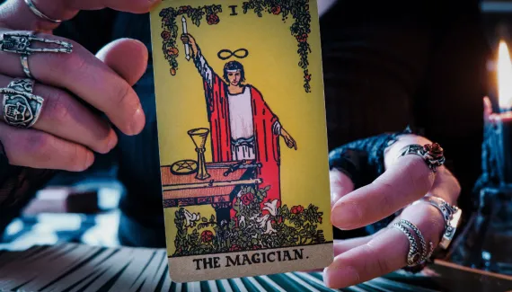 Bastão, taça, espada e pentáculo: entenda os símbolos da carta do Mago no Tarot