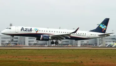 Azul Curitiba Recife / avião decolando, aeroporto ao fundo