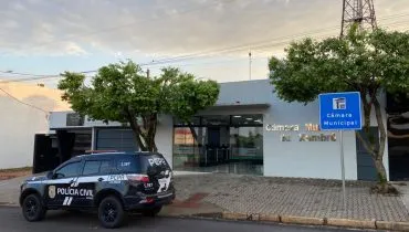 A imagem mostra uma viatura da Polícia Civil estacionada em frente à Câmara Municipal de Xambrê.