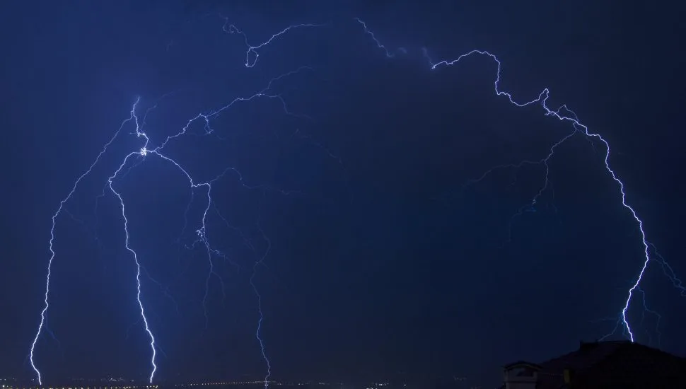 O Paraná registrou 52.518 raios durante as tempestades dos últimos dois dias: 31.713 na quinta-feira (10) e 20.805 na sexta-feira (11). Foto: Imagem de Jim Black por Pixabay