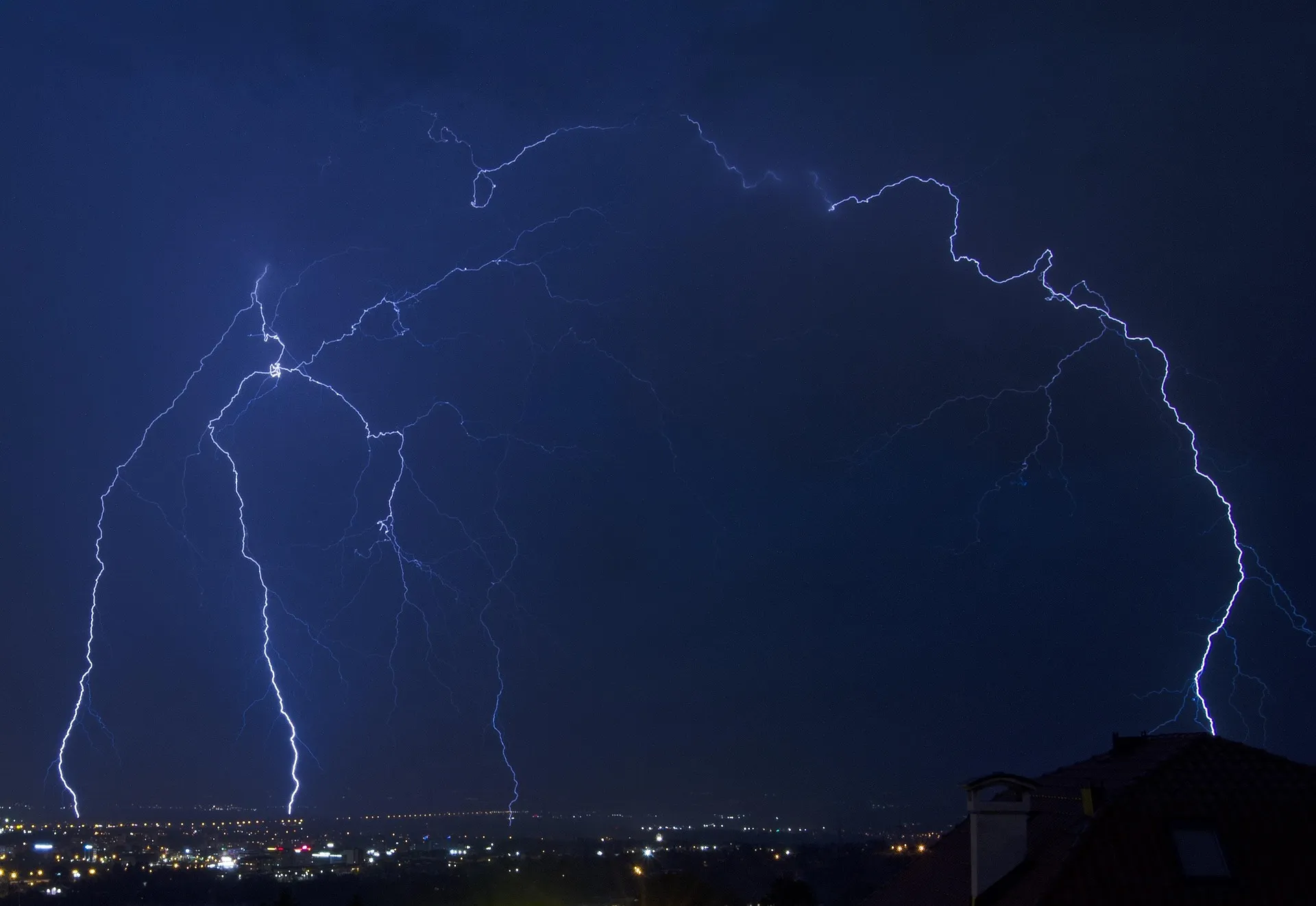 O Paraná registrou 52.518 raios durante as tempestades dos últimos dois dias: 31.713 na quinta-feira (10) e 20.805 na sexta-feira (11). Foto: Imagem de Jim Black por Pixabay