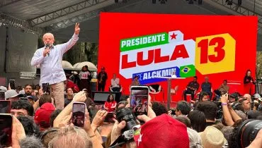 Em Curitiba, Lula diz que família Bolsonaro 