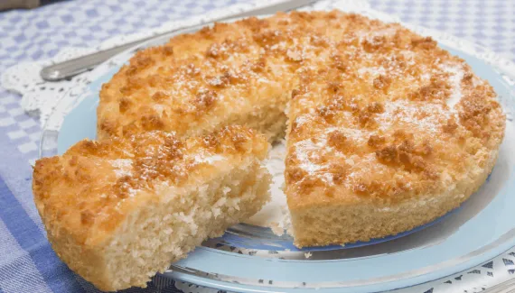 Bolo de coco com farofa crocante é opção fácil e deliciosa para o café da manhã de domingo