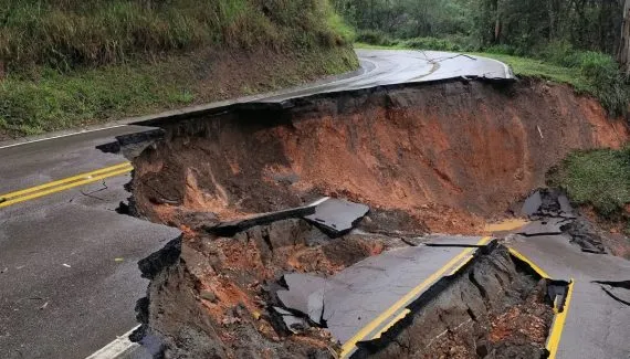 BR-476 é interditada após queda de barreira em Tunas do Paraná e asfalto ceder em Adrianópolis