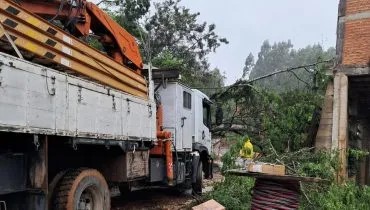 Tempestades atingem 59 municípios, deixam milhares de desalojados e travam rodovias no Paraná