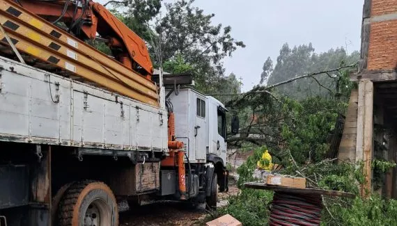 Tempestades atingem 59 municípios, deixam milhares de desalojados e travam rodovias no Paraná