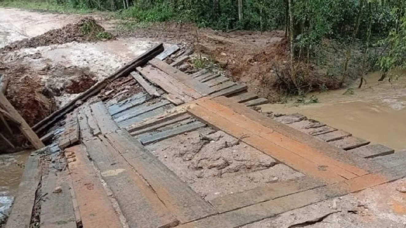 Chuva derrubou pontes em várias zonas rurais do estado, atrapalhando o transporte escolar, como esta em Castro. Foto: Divulgação/Prefeitura Municipal de Castro