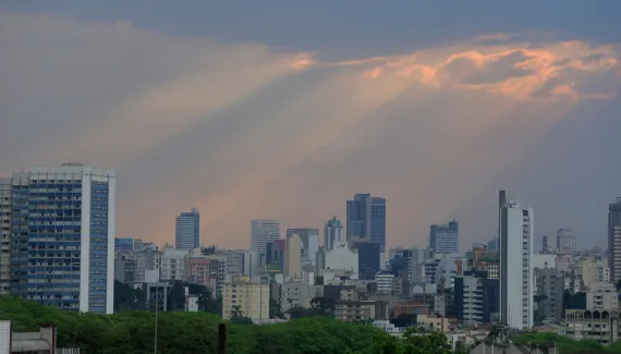 Com alívio nas tempestades, Paraná terá semana de chuva e frio antes de nova instabilidade