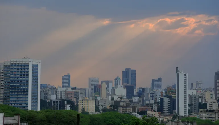 Com alívio nas tempestades, Paraná terá semana de chuva e frio antes de nova instabilidade