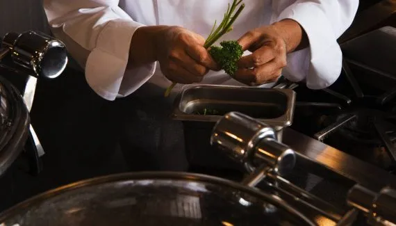 Restaurante de SP viraliza ao pedir 'o básico' em vaga de emprego