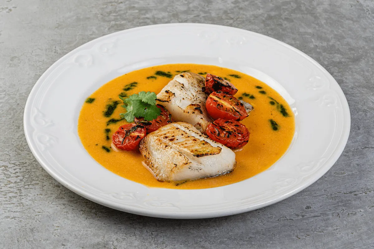 Muito além do peixe grelhado: veja 3 receitas com pescada-branca para um jantar leve e saudável