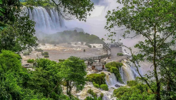 Passarela das Cataratas do Iguaçu reabre após vazão chegar a 10,1 milhões