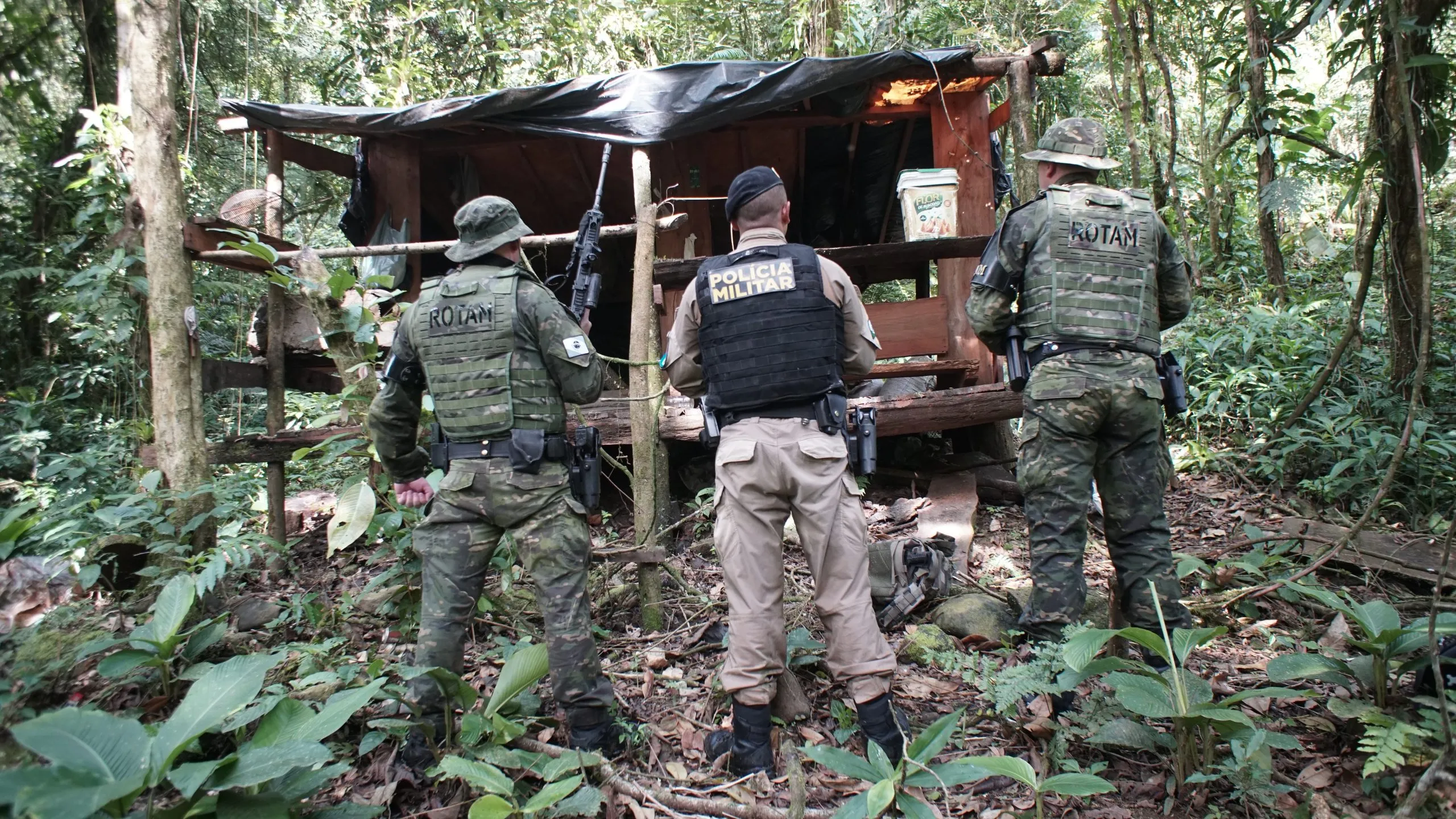 Base ilegal de caçadores é encontrada dentro de parque estadual no Litoral do Paraná