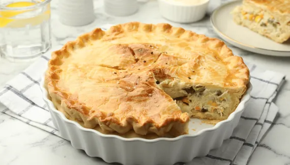 Essa torta de frango cremosa é fácil de fazer para o lanche da tarde