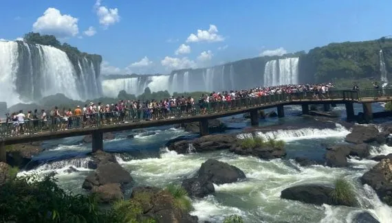 Turista é multado em quase R$ 8 mil após invadir área para pegar celular nas Cataratas