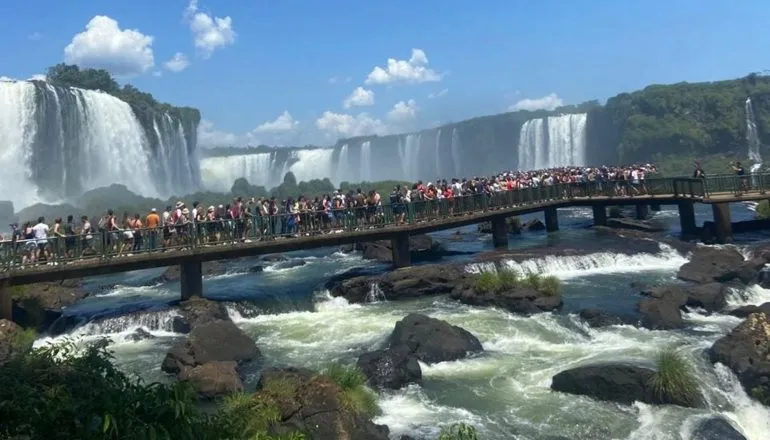 Turista é multado em quase R$ 8 mil após invadir área para pegar celular nas Cataratas