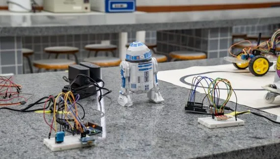 Após 12 anos de espera, escola de Curitiba ganha novos laboratórios após reforma