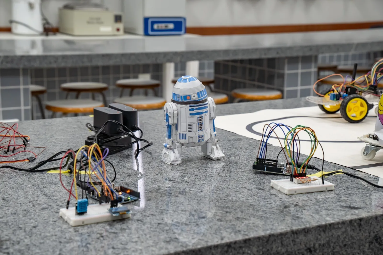 Após 12 anos de espera, escola de Curitiba ganha novos laboratórios após reforma