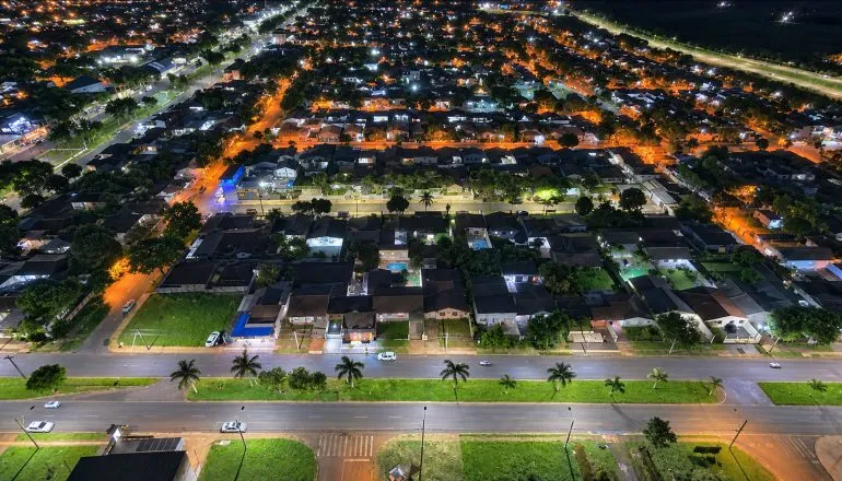 Tecnologia LED reforça a qualidade da iluminação e o funcionamento dos pontos de luz em Foz do Iguaçu.