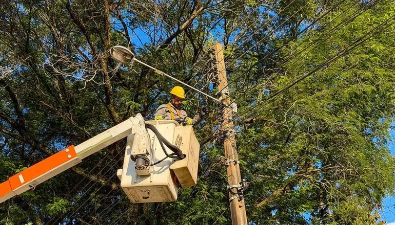 Equipes da IP Foz atuam na modernização e manutenção da iluminação pública, levando mais eficiência e segurança às ruas da cidade.