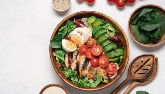 Jantar completo sem complicação: aprenda a fazer essa salada proteica com frango, abacate e ovo