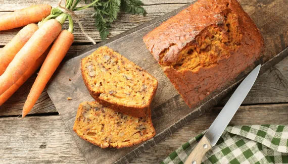 Esse bolo de cenoura proteico é uma opção prática e saborosa para o lanche da tarde e fica pronto em poucos minutos