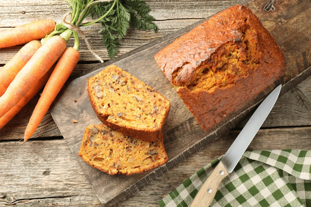 Esse bolo de cenoura proteico é uma opção prática e saborosa para o lanche da tarde e fica pronto em poucos minutos