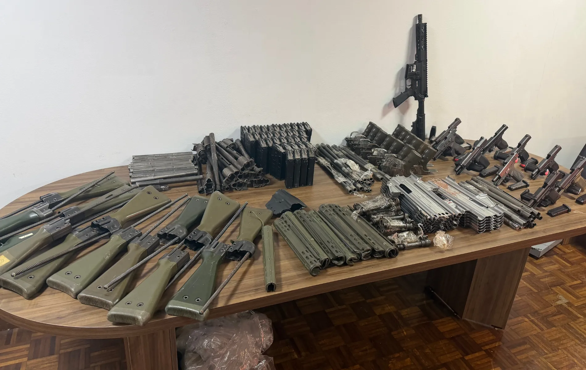 Hangar próprio e empresas falsas: como uma família do Paraná criou rota logística para enviar armas ao RJ