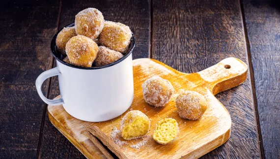 Bolinho de chuva sequinho por fora e macio por dentro para o lanche da tarde