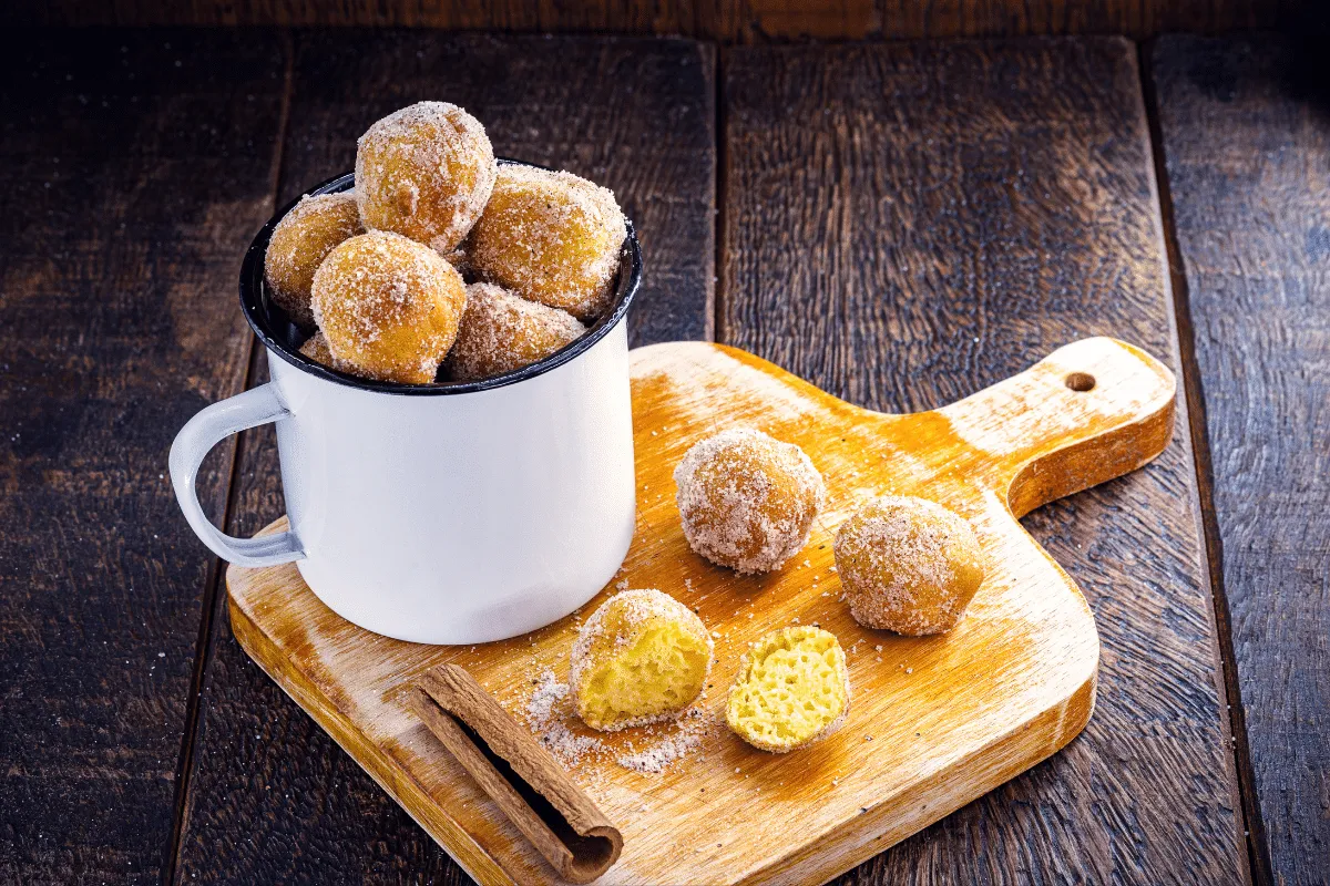 Bolinho de chuva sequinho por fora e macio por dentro para o lanche da tarde