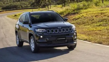 SUV Jeep Compass Sport em exibição com condições especiais de financiamento oferecidas para taxistas e motoristas de aplicativo pelo Move Brasil.